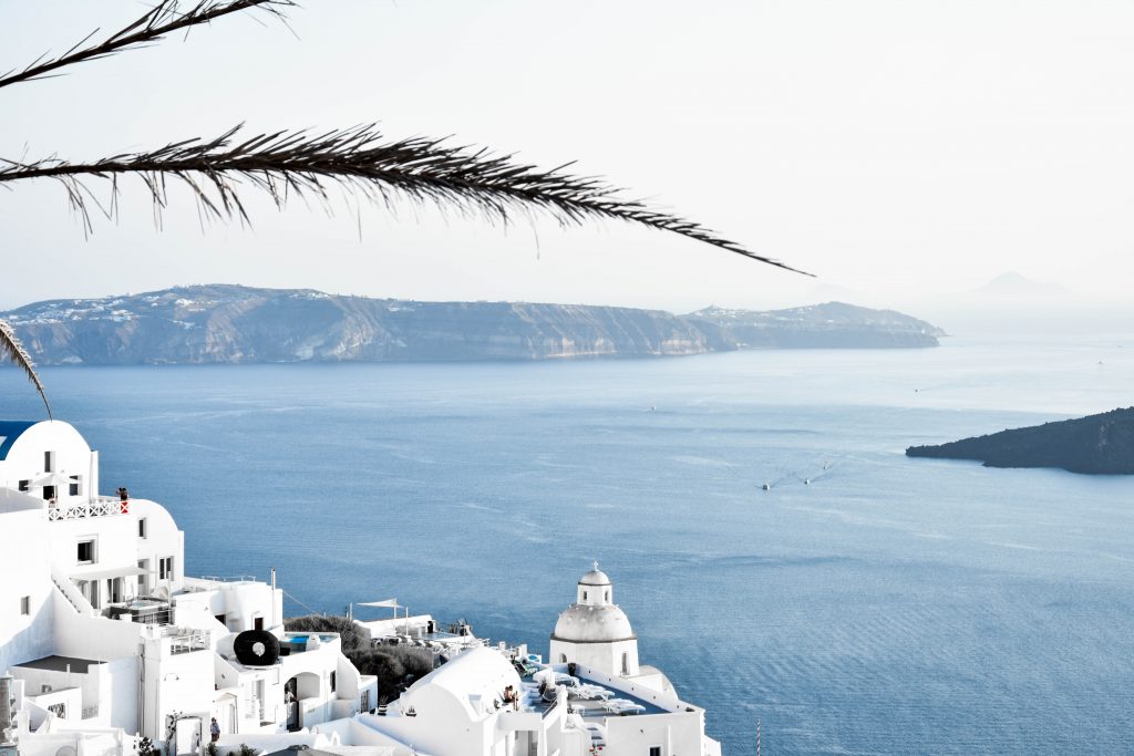 Görögországi fehér házak és a tenger látképe