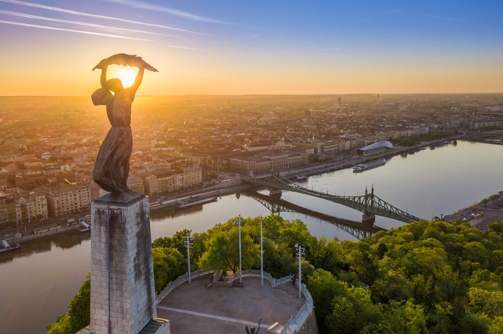 Budapest látképe a Dunával és a szabadság-szoborral
