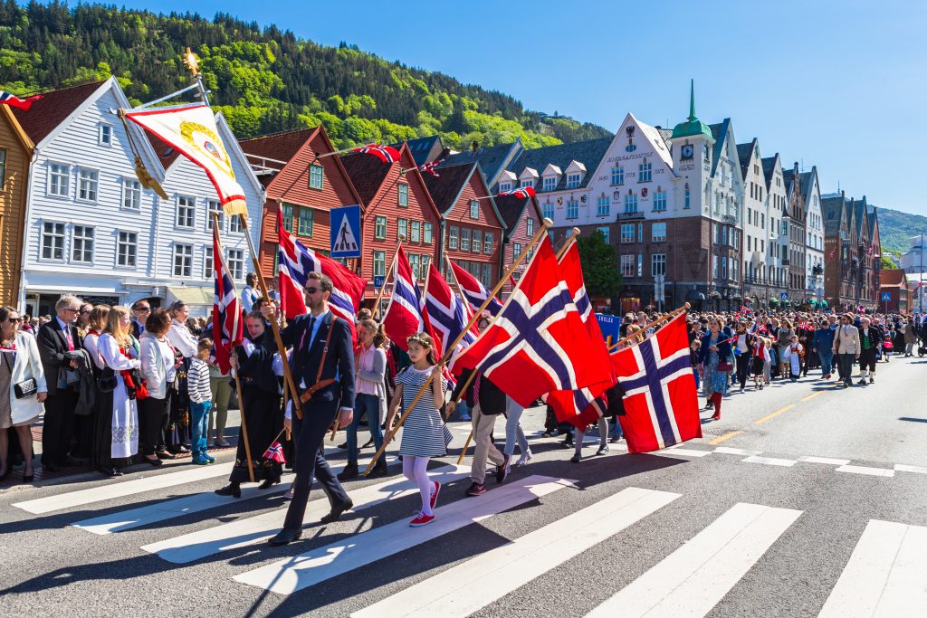 Felvonulás norvég zászlókkal