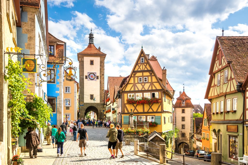Német kisváros régi stílusú épületekkel