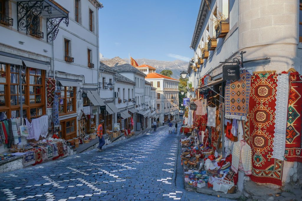 Albán város utcaképe, népies árukat értékesítő boltokkal